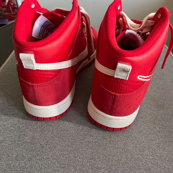 Nike Dunk High SE “First Use” In University Red - Picture 6 of 6